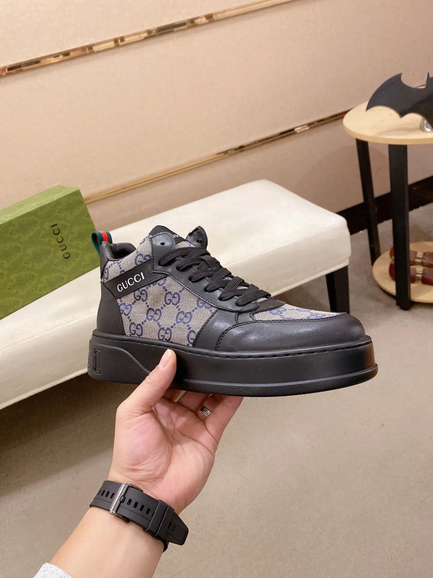 Factory price: 442💰 (GUCCI) The latest model from the official website🎁🎁Casual and fashionable men's shoes👟, hot style💥The style is simple and elegant, exclusive for trendy men. Unique official website's latest brand elements👑original Gucci decoration, fashionable and generous, the fabric is original cowhide ✅sheepskin lining, the official website specifies wear-resistant casual outsole, the classic model is taken in kind at the counter🎬38-44 (can be customized for 45 non-refundable)